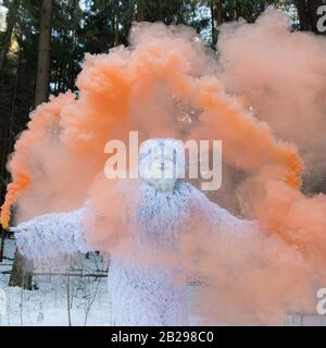 Yeti Märchenfigur im Winterwald. Fantasy-Foto im Freien. Stockfoto