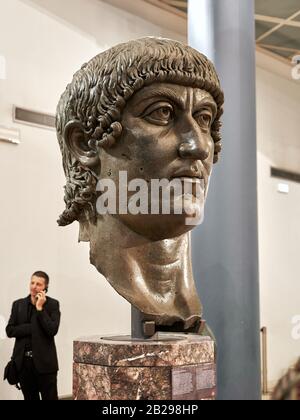 Musei Capitolini, Rom, Italien: Kolossales (fünfmal größer als das Leben) Bronzekopf Kaiser Konstantins, kurz nach seinem Tod im Jahr 337 Stockfoto