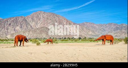 Galleta Meadows In Borrego Springs, Kalifornien, Zeigt Über 130 Große Skulpturen aus Metall mit Verschiedenen Themen WIE Desert Animals und Prehistor Stockfoto