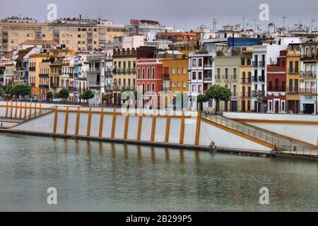 Stadtbild von Sevilla entlang des Flusses Guadalquivir, Spanien Stockfoto