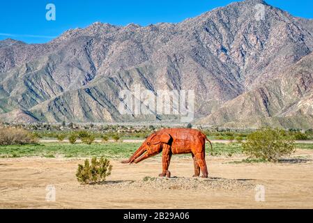 Galleta Meadows In Borrego Springs, Kalifornien, Zeigt Über 130 Große Skulpturen aus Metall mit Verschiedenen Themen WIE Desert Animals und Prehistor Stockfoto