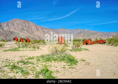 Galleta Meadows In Borrego Springs, Kalifornien, Zeigt Über 130 Große Skulpturen aus Metall mit Verschiedenen Themen WIE Desert Animals und Prehistor Stockfoto