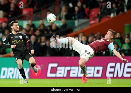 London, ENGLAND - 1. MÄRZ Manchester City Mittelfeldspieler Bernardo Silva beobachtet auf Aston Villa Verteidiger Bjorn Engels während des Carabao Cup-Finales zwischen Aston Villa und Manchester City im Wembley-Stadion, London am Sonntag, 1. März 2020. (Kredit: Jon Bromley / MI News) Foto darf nur für redaktionelle Zwecke in Zeitungen und/oder Zeitschriften verwendet werden, Lizenz für kommerzielle Nutzung erforderlich Credit: MI News & Sport /Alamy Live News Stockfoto