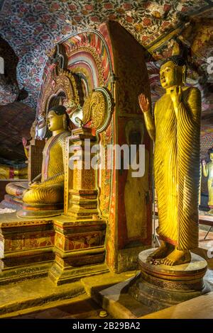 Die eindrucksvollste von Sri Lanka's Cave Tempel, reich verzierte fünf Heiligtümern von 'Dambulla Fels und Höhle Tempeln sitzen unter einem riesigen Rocky outcro Stockfoto