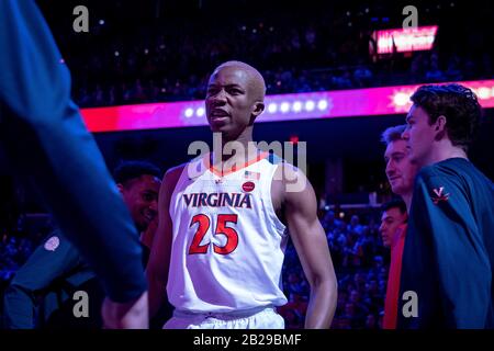 Charlesville, VA, USA. Februar 2020. Virginia Forward Mamadi Diakite (25) während des NCAA-Basketballspiels zwischen den Blue Devils der Duke University und den Cavaliers der University of Virginia in der John Paul Jones Arena in Charlesville, VA. Brian McWalters/CSM/Alamy Live News Stockfoto