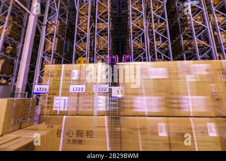 Peking, CHINA - 03. JUNI 2019: Moderne Automatisierung der Lagerproduktion in China. Stockfoto
