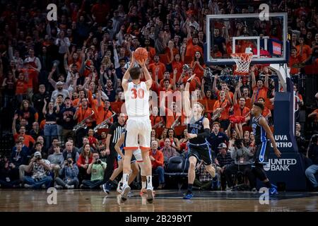 Charlesville, VA, USA. Februar 2020. Virginia Forward Jay Huff (30) während des NCAA-Basketballspiels zwischen den Blue Devils der Duke University und den Cavaliers der University of Virginia in der John Paul Jones Arena in Charlesville, VA. Brian McWalters/CSM/Alamy Live News Stockfoto