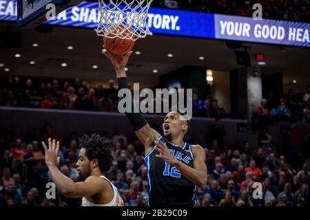 Charlesville, VA, USA. Februar 2020. DDuke Forward Javin DeLaurie (12) während des NCAA-Basketballspiels zwischen den Blue Devils der Duke University und den Cavaliers der University of Virginia in der John Paul Jones Arena in Charlesville, VA. Brian McWalters/CSM/Alamy Live News Stockfoto