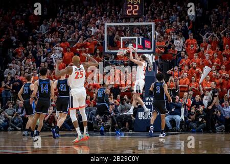 Charlesville, VA, USA. Februar 2020. Virginia Forward Jay Huff (30) während des NCAA-Basketballspiels zwischen den Blue Devils der Duke University und den Cavaliers der University of Virginia in der John Paul Jones Arena in Charlesville, VA. Brian McWalters/CSM/Alamy Live News Stockfoto