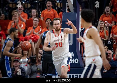 Charlesville, VA, USA. Februar 2020. Virginia Forward Jay Huff (30) während des NCAA-Basketballspiels zwischen den Blue Devils der Duke University und den Cavaliers der University of Virginia in der John Paul Jones Arena in Charlesville, VA. Brian McWalters/CSM/Alamy Live News Stockfoto