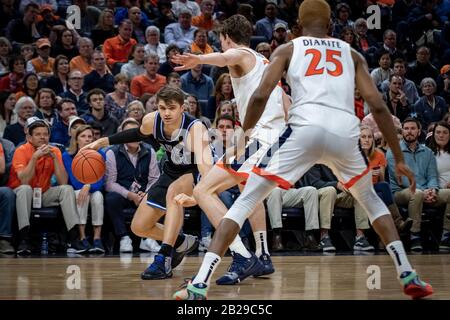 Charlesville, VA, USA. Februar 2020. Herzog Joey Baker (13) während des NCAA-Basketballspiels zwischen den Blue Devils der Duke University und den Cavaliers der University of Virginia in der John Paul Jones Arena in Charlesville, VA. Brian McWalters/CSM/Alamy Live News Stockfoto