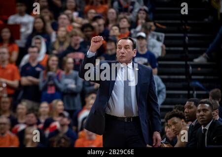 Charlesville, VA, USA. Februar 2020. Duke Head Coach Mike Krzyzewski während des NCAA-Basketballspiels zwischen den Blue Devils der Duke University und den Cavaliers der University of Virginia in der John Paul Jones Arena in Charlesville, VA. Brian McWalters/CSM/Alamy Live News Stockfoto