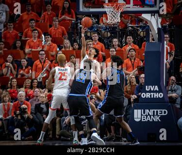 Charlesville, VA, USA. Februar 2020. Virginia Guard Kihei Clark (0) während des NCAA-Basketballspiels zwischen den Blue Devils der Duke University und den Cavaliers der University of Virginia in der John Paul Jones Arena in Charlottesville, VA. Brian McWalters/CSM/Alamy Live News Stockfoto