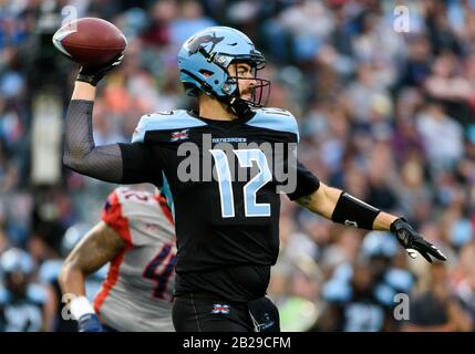 Arlington, Texas, USA. März 2020. Dallas Renegades Quarterback Landry Jones (12) fällt für einen Pass während der 2. Hälfte des XFL Spiels zwischen Houston Roughnecks und den Dallas Renegades im Globe Life Park in Arlington, Texas zurück. Matthew Lynch/CSM/Alamy Live News Stockfoto