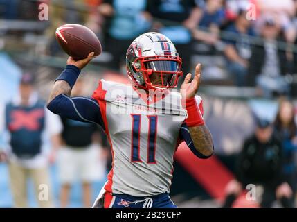 Arlington, Texas, USA. März 2020. Houston Roughnecks Quarterback P.J. Walker (11) fällt während der zweiten Hälfte des XFL-Spiels zwischen Houston Roughnecks und den Dallas Renegades im Globe Life Park in Arlington, Texas, für einen Pass zurück. Matthew Lynch/CSM/Alamy Live News Stockfoto