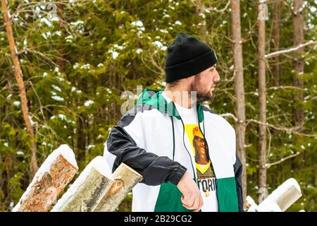 Männlich Modell Modellierung Hoodie und Shirt Stockfoto