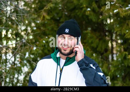 Männlich Modell Modellierung Hoodie und Shirt Stockfoto