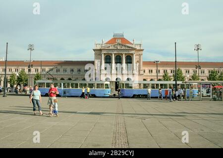 Zagreb, KROATIEN - 1. JUNI 2008: Zagreb Glavni Kolodvor, der Hauptbahnhof der Stadt, mit einer Straßenbahn vor dem Hotel. Er ist der wichtigste Eisenbahnknotenpunkt des Stockfoto