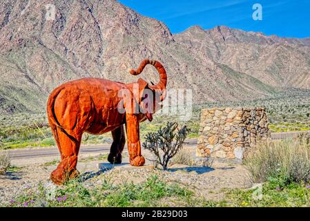 Galleta Meadows In Borrego Springs, Kalifornien, Zeigt Über 130 Große Skulpturen aus Metall mit Verschiedenen Themen WIE Desert Animals und Prehistor Stockfoto