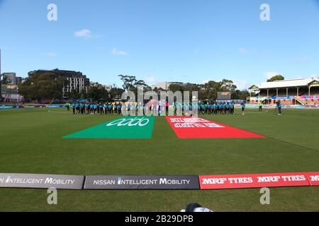 Junction Oval, Melbourne, Australien. März 2020. ICC T20 WM-Spiel der Frauen 17- Sri Lanka Frauen, Die in Bangladesch Women-Both-Teams Während der Nationalhymnen vor dem Spiel spielen - Image-Gutschrift: Brett keating/Alamy Live News Stockfoto