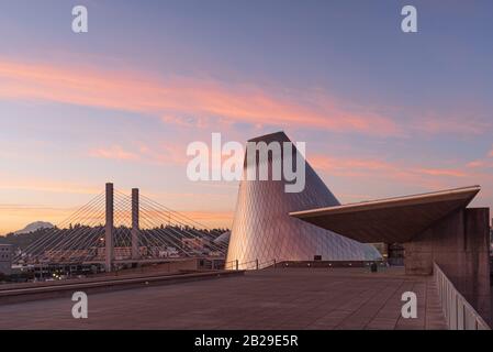 Das Tacoma Museum of Glass ist ein eindeutiges Gebäude mit einer leicht zu erkennenden, mit Edelstahl verkleideten Kegelstruktur. Stockfoto