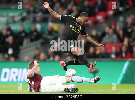 London, Großbritannien. März 2020. Raheem Sterling (R) von Manchester City wird von Bjorn Engels von Aston Villa während des EFL League Cup-Endspiels zwischen Aston Villa und Manchester City im Wembley-Stadion in London, Großbritannien am 1. März 2020 in Angriff genommen. NUR FÜR REDAKTIONELLE ZWECKE. NICHT ZUM VERKAUF FÜR MARKETING- ODER WERBEKAMPAGNEN. KEINE VERWENDUNG MIT NICHT AUTORISIERTEN AUDIO-, VIDEO-, DATEN-, REGALLISTEN-, CLUB-/LIGA-LOGOS ODER LIVE-DIENSTEN. DIE ONLINE-NUTZUNG IST AUF 45 BILDER BESCHRÄNKT, KEINE VIDEOEMULATION. KEINE VERWENDUNG BEI WETTEN, SPIELEN ODER EINZELSPIELEN/LIGA/PLAYER-VERÖFFENTLICHUNGEN. Credit: Matthew Impey/Xinhua/Alamy Live News Stockfoto