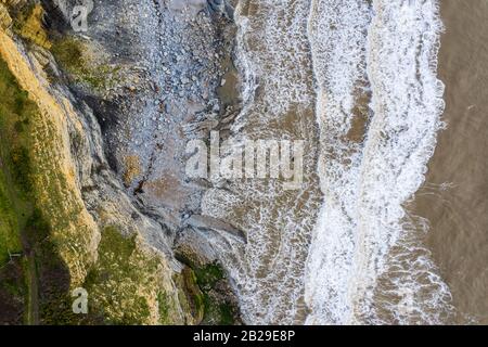 Schöne Luftaufnahme von oben nach unten Blick auf die Dunraven Bay united Kingdom Stockfoto