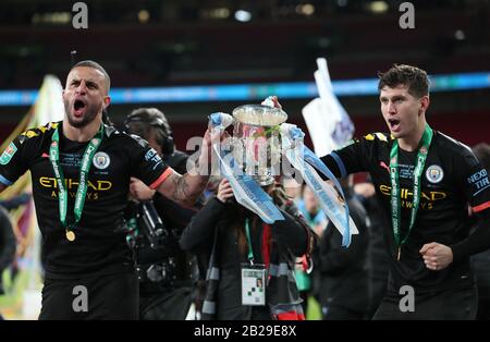 London, Großbritannien. März 2020. Die Manchester City Kyle Walker (L) und John Stones (R) feiern den Gewinn des EFL League Cup-Endspiels zwischen Aston Villa und Manchester City im Wembley-Stadion in London, Großbritannien am 1. März 2020. NUR FÜR REDAKTIONELLE ZWECKE. NICHT ZUM VERKAUF FÜR MARKETING- ODER WERBEKAMPAGNEN. KEINE VERWENDUNG MIT NICHT AUTORISIERTEN AUDIO-, VIDEO-, DATEN-, REGALLISTEN-, CLUB-/LIGA-LOGOS ODER LIVE-DIENSTEN. DIE ONLINE-NUTZUNG IST AUF 45 BILDER BESCHRÄNKT, KEINE VIDEOEMULATION. KEINE VERWENDUNG BEI WETTEN, SPIELEN ODER EINZELSPIELEN/LIGA/PLAYER-VERÖFFENTLICHUNGEN. Credit: Matthew Impey/Xinhua/Alamy Live News Stockfoto