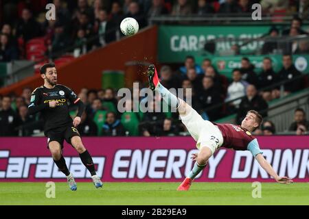 (200302) -- LONDON, 2. März 2020 (Xinhua) -- Bjorn Engels (R) von Aston Villa räumt den Ball frei, den Bernardo Silva von Manchester City beim Endspiel um den EFL League Cup zwischen Aston Villa und Manchester City im Wembley-Stadion in London, Großbritannien am 1. März 2020 beobachtet hatte. NUR FÜR REDAKTIONELLE ZWECKE. NICHT ZUM VERKAUF FÜR MARKETING- ODER WERBEKAMPAGNEN. KEINE VERWENDUNG MIT NICHT AUTORISIERTEN AUDIO-, VIDEO-, DATEN-, REGALLISTEN-, CLUB-/LIGA-LOGOS ODER LIVE-DIENSTEN. DIE ONLINE-NUTZUNG IST AUF 45 BILDER BESCHRÄNKT, KEINE VIDEOEMULATION. KEINE VERWENDUNG BEI WETTEN, SPIELEN ODER EINZELSPIELEN/LIGA/PLAYER-VERÖFFENTLICHUNGEN. (Foto von Matthew Impey/ Stockfoto