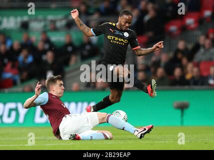 London, Großbritannien. März 2020. Raheem Sterling (R) von Manchester City wird von Bjorn Engels von Aston Villa während des EFL League Cup-Endspiels zwischen Aston Villa und Manchester City im Wembley-Stadion in London, Großbritannien am 1. März 2020 in Angriff genommen. NUR FÜR REDAKTIONELLE ZWECKE. NICHT ZUM VERKAUF FÜR MARKETING- ODER WERBEKAMPAGNEN. KEINE VERWENDUNG MIT NICHT AUTORISIERTEN AUDIO-, VIDEO-, DATEN-, REGALLISTEN-, CLUB-/LIGA-LOGOS ODER LIVE-DIENSTEN. DIE ONLINE-NUTZUNG IST AUF 45 BILDER BESCHRÄNKT, KEINE VIDEOEMULATION. KEINE VERWENDUNG BEI WETTEN, SPIELEN ODER EINZELSPIELEN/LIGA/PLAYER-VERÖFFENTLICHUNGEN. Credit: Matthew Impey/Xinhua/Alamy Live News Stockfoto