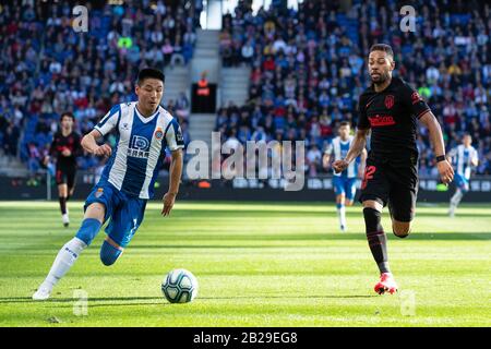 Barcelona. März 2020. März 2020 dribbeln Wu Lei (L) von RCD Espanyol während eines spanischen Ligaspiels zwischen RCD Espanyol und Athletico Madrid in Barcelona, Spanien. Credit: Joan Gosa/Xinhua/Alamy Live News Stockfoto
