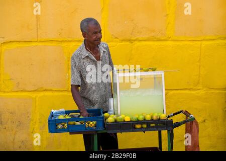 Ein Mann verkauft Limonade in einer Straße in Cartagena, Kolumbien Stockfoto