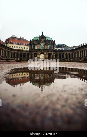 Zwinger in einer Pfütze in Dresden Stockfoto