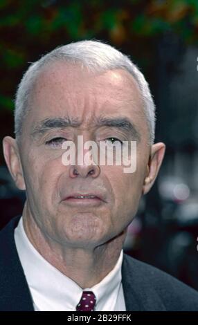 Washington DC, USA, 1996Drug Zar General Barry McCaffrey spricht nach seinem Auftritt in der Sonntagsvormittagsshow Diese Woche mit Reportern außerhalb der ABC Studios Credit: Mark Reinstein/MediaPunch Stockfoto