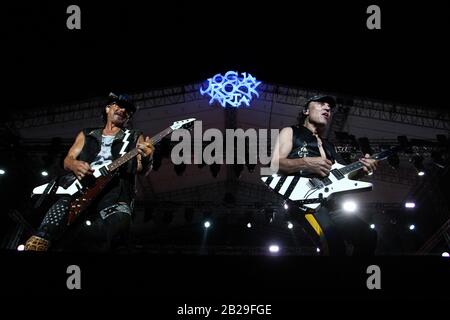 Sonderregion Yogyakarta, Indonesien. März 2020. Rudolf Schenker (L), Matthias Jabs (R) Gitarristen einer deutschen Rockband, Skorpion, der während des JogjaRockarta Music Festivals in Yogyakarta, Indonesien, am Sonntag, 1. März 2020 Gitarre spielt. Scorpions Leistung wurde fast aufgrund der Corona-Virus-Problematik (COVID-19), die Südostasiens durchquellte, abgebrochen. (Foto von Devi Rahman/INA Photo Agency/Sipa USA) Credit: SIPA USA/Alamy Live News Stockfoto