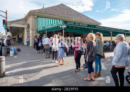 Kunden, Leute, die auf dem Bürgersteig vor dem Cafe Du Monde, dem New Orleans French Market, dem New Orleans French Quarter, New Orleans, Louisiana, Schlange stehen Stockfoto