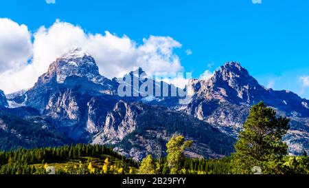 Die hohen Berggipfel von Grand Teton, Mount Owen und Teewinot Mountain in der Teton Range des Grand Teton National Park in Wyoming, Vereinigte Staaten Stockfoto