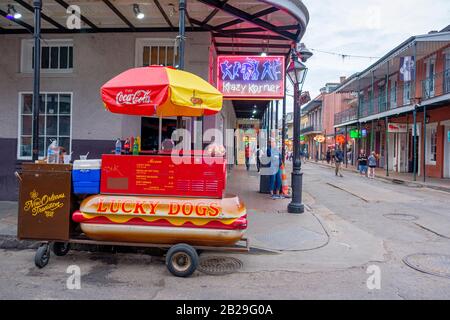 New Orleans French Quarter Bourbon Street, Street Food, Lucky Dogs Hot Dog Cart und Verkäufer, French Quarter New Orleans, Louisiana, USA Stockfoto