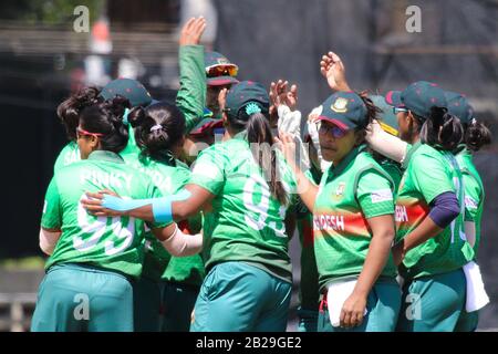 Junction Oval, Melbourne, Australien. März 2020. ICC T20 WM-Spiel der Frauen 17- Sri Lanka Frauen, Die Bangladesch Frauen spielen Women-The Bangladesh Team Feiern das Wicket von Sri Lanka Kapitän Chamari Atapattu Während des Spiels - Image-Gutschrift: Brett keating/Alamy Live-Nachrichten Stockfoto