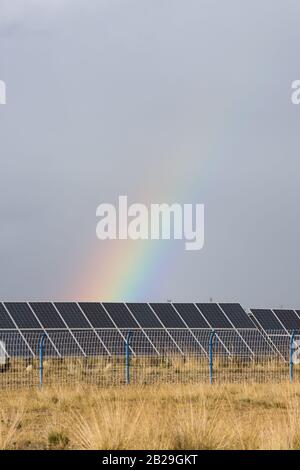 Regenbogen- und Fotovoltaikanlagen des Solarkraftwerks Stockfoto