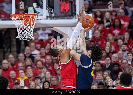 Columbus, Ohio, USA. März 2020. Ohio State Buckeyes Forward Kaleb Wesson (34) verteidigt einen Schuss von Michigan Wolverines vor Brandon Johns Jr. (23) im Spiel zwischen den Michigan Wolverines und den Ohio State Buckeyes in der Value City Arena, Columbus, Ohio. Kredit: Scott Stuart/ZUMA Wire/Alamy Live News Stockfoto