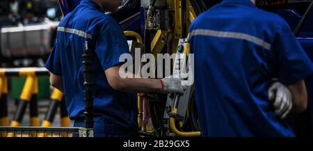 Arbeiter in der Maschinenfabrik in China. Stockfoto