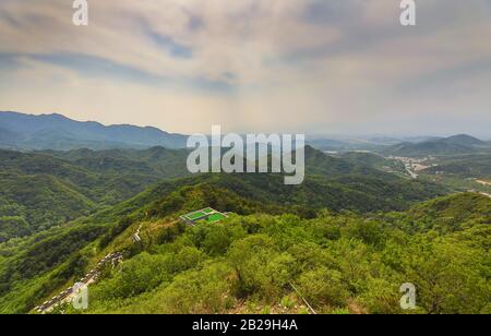 Blick auf die Berge von der Chinesischen Mauer. Stockfoto