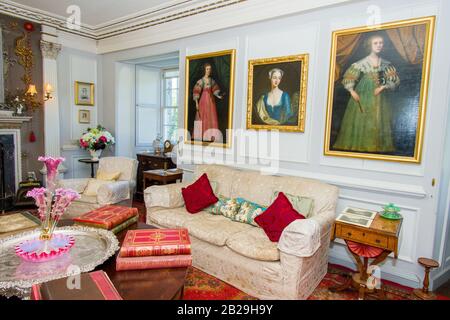 Führung durch das historische Traquair House mit der 21st Lady of Traquair Catherine Maxwell Stuart, die das Haus und die besonderen Sammlungen zeigt Stockfoto