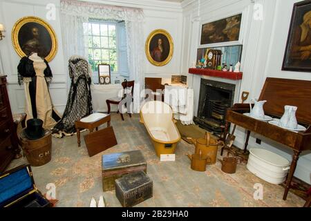 Führung durch das historische Traquair House mit der 21st Lady of Traquair Catherine Maxwell Stuart, die das Haus und die besonderen Sammlungen zeigt Stockfoto