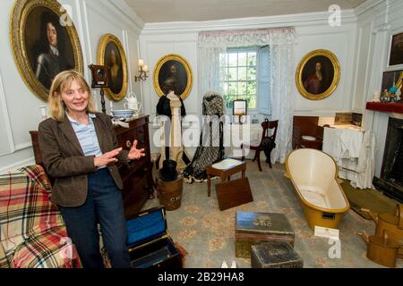 Führung durch das historische Traquair House mit der 21st Lady of Traquair Catherine Maxwell Stuart, die das Haus und die besonderen Sammlungen zeigt Stockfoto