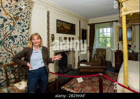 Führung durch das historische Traquair House mit der 21st Lady of Traquair Catherine Maxwell Stuart, die das Haus und die besonderen Sammlungen zeigt Stockfoto