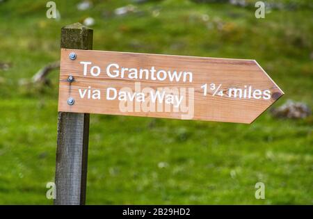 Grantown on Spey in den Highlands, Schottland zu einem Aussichtspunkt mit Blick auf das Spey Valley, Schottland Stockfoto