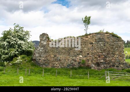 Ein Spaziergang vom Dorf Moulin zu den Ruinen von Black Castle in den schottischen Highlands Stockfoto