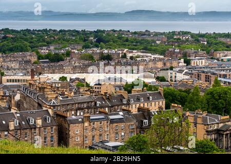 Calton Hill in Edinburgh, wo Sie einen spektakulären Blick im Herzen des Stadtzentrums, nahe dem östlichen Ende der Princes Street, Schottland, genießen können Stockfoto